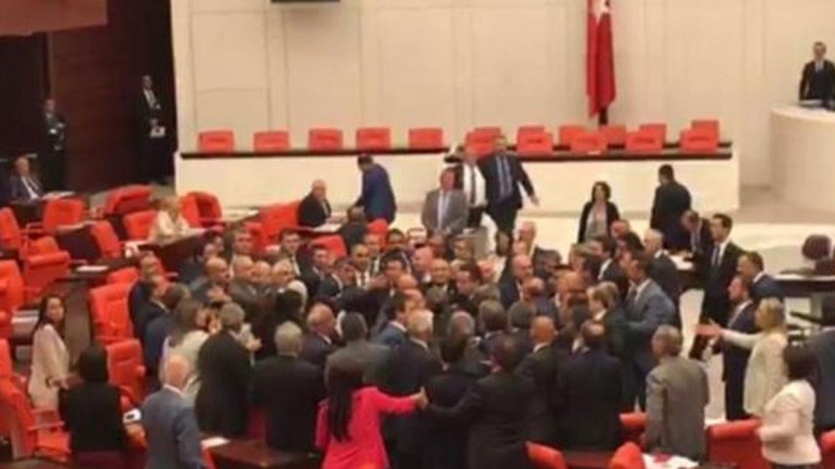 MHP'liler, Meclis'te Özgür Özel'in üzerine yürüdü