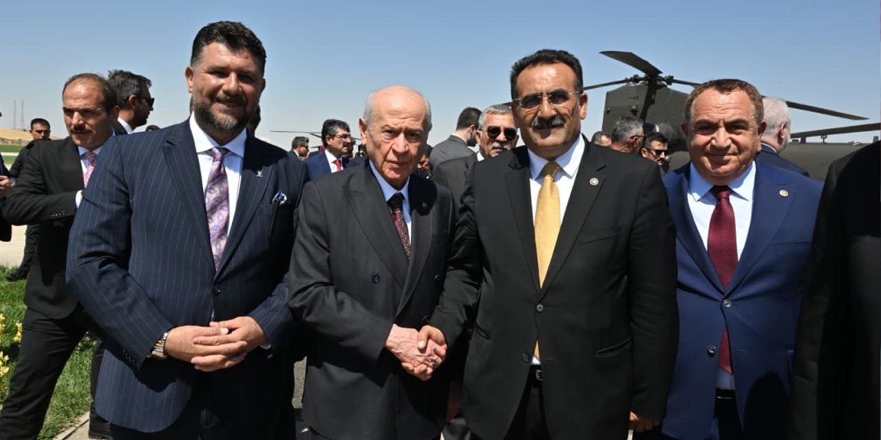 Bahçeli'yi Malazgirt'te DEM Partili başkan karşıladı