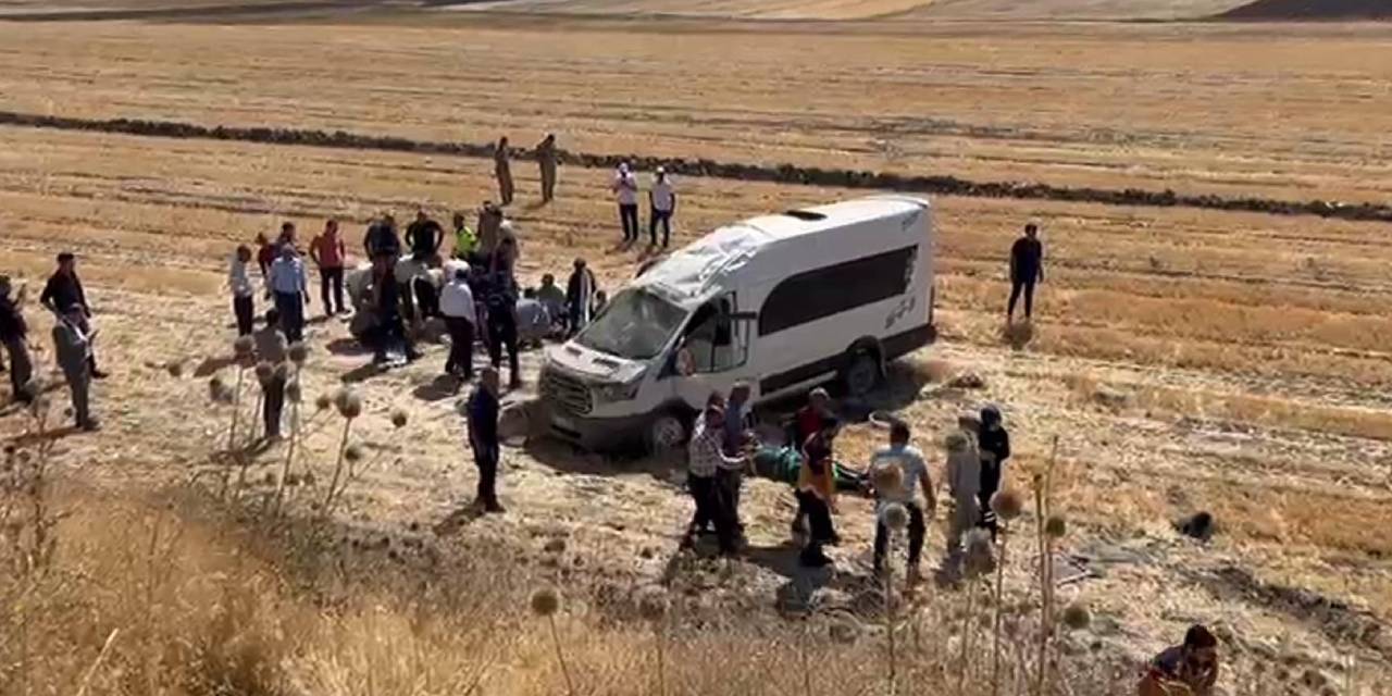Son dakika | Malazgirt kutlamalarına gidenleri taşıyan minibüs devrildi: Çok sayıda yaralı var