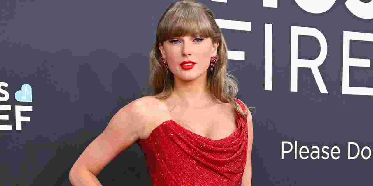 Taylor Swift yüzüğü taktı: İngilizce öğretmeniniz evleniyor