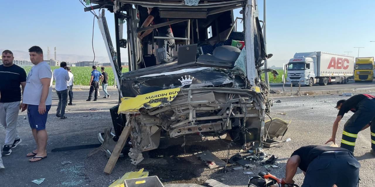 Mardin'de halk otobüsü ile TIR çarpıştı: 1 kişi hayatını kaybetti