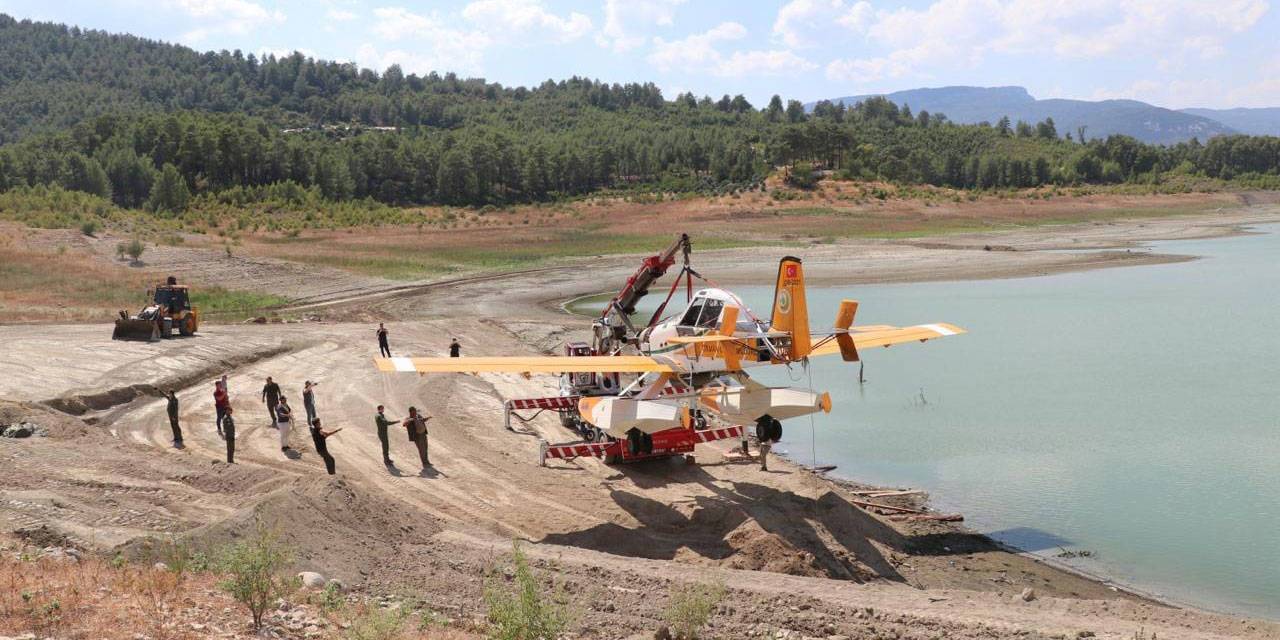 Burdur'da kaza kırıma uğrayan uçak gölden çıkarıldı