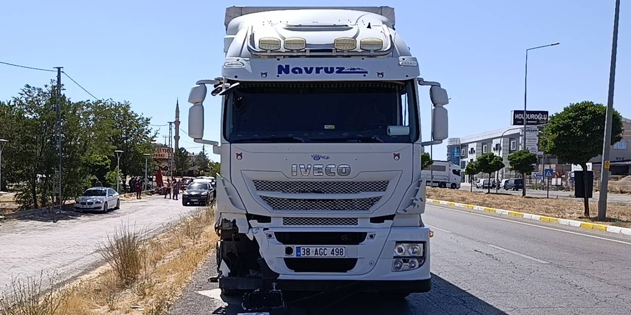 Sivas'ta TIR'a çarpan motosiklet sürücüsü hayatını kaybetti