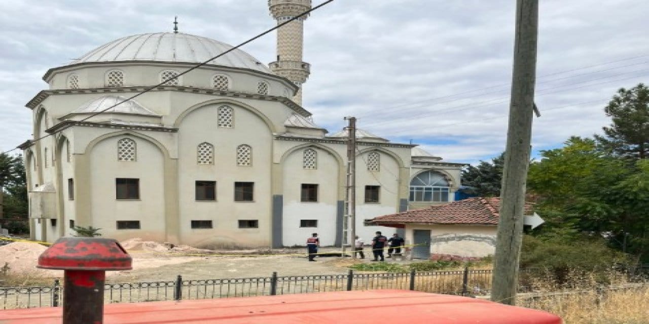 Cami kubbesinden düşen işçi hayatını kaybetti