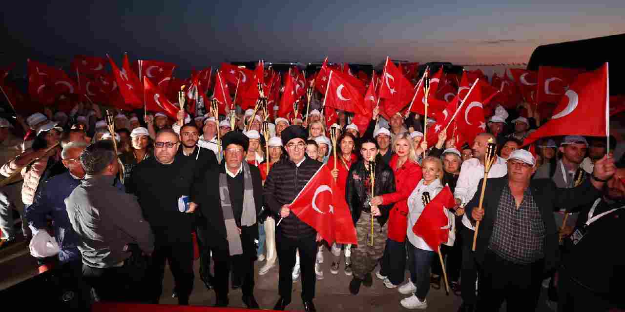 Bayrampaşalı vatandaşlardan Kocatepe’de 103'üncü yıl coşkusu