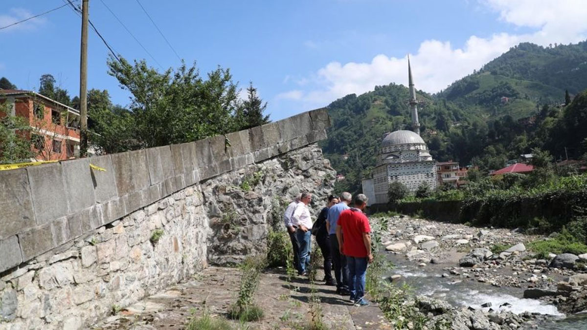 300 yıldır ayaktaydı: Geçen yıl restore edilen köprü yıkıldı