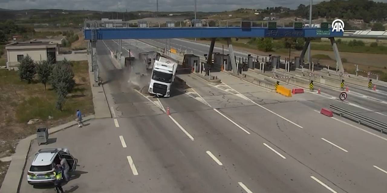 Gişelerde TIR'ın devrilme anı kamerada: 5 kişi yaralandı