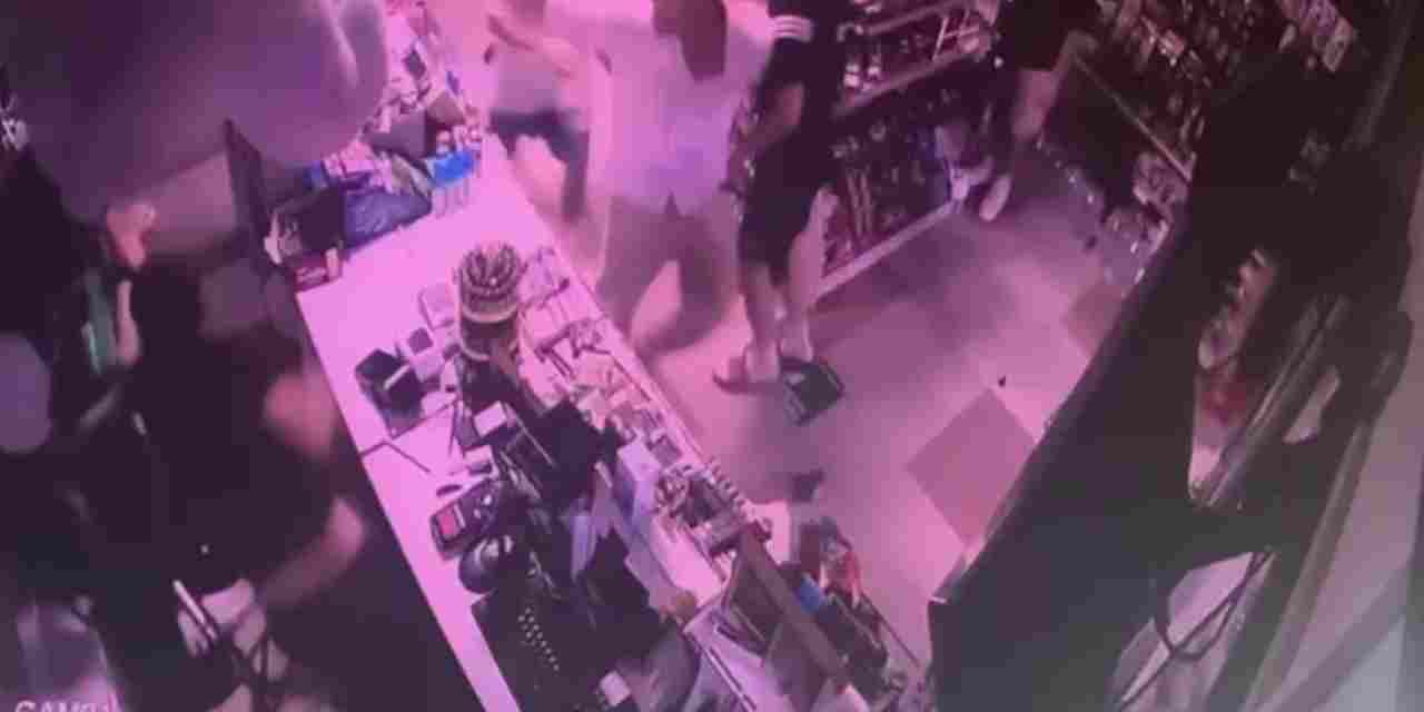 Akaryakıt istasyonunda kavga: Bıçak ve yumruklar konuştu!