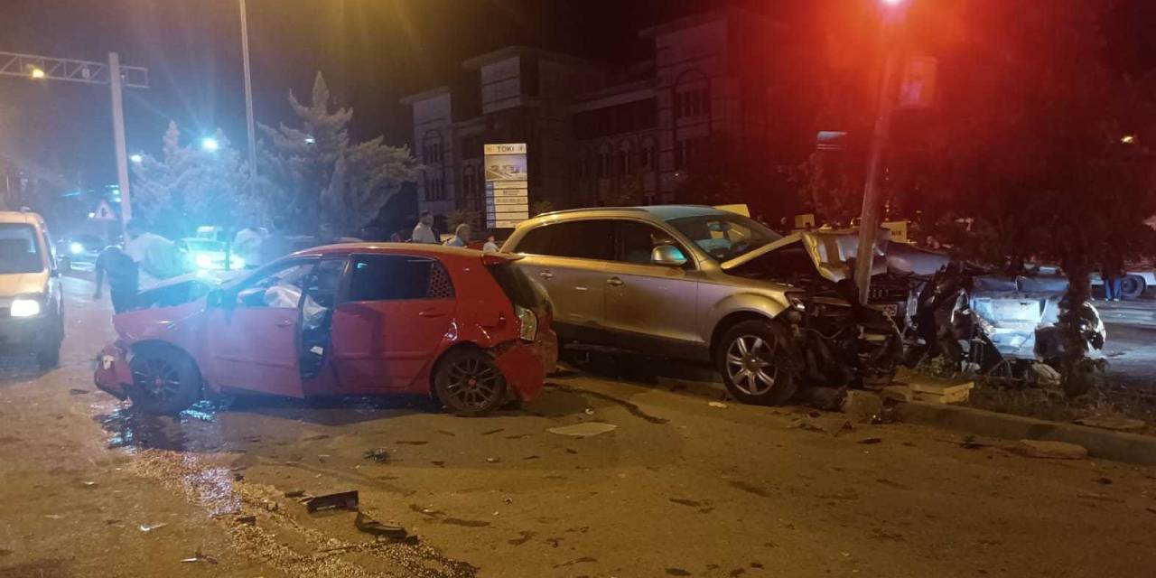 Malatya'da 4 otomobil birbirine girdi: Yaralılar var!