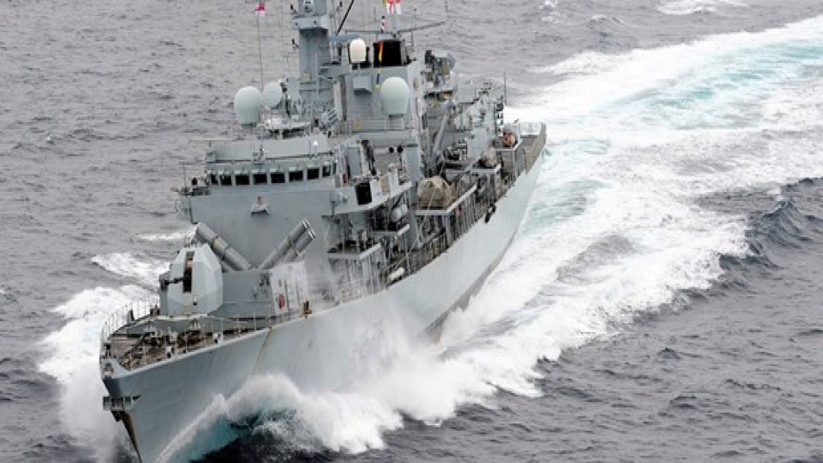 Gerilim tırmanıyor! İngiliz donanması, İran teknelerini engelledi mi?