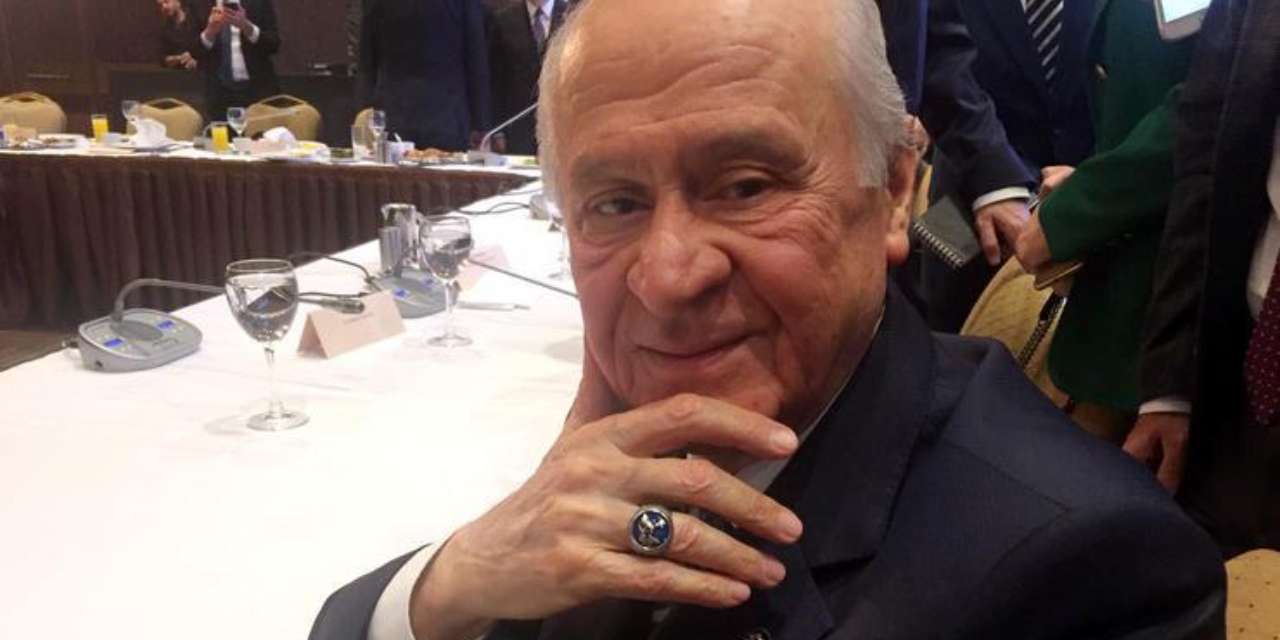 Görevi bırakacağı tarihi açıkladı: Bahçeli gülerek izledi! Bu video çok konuşulur