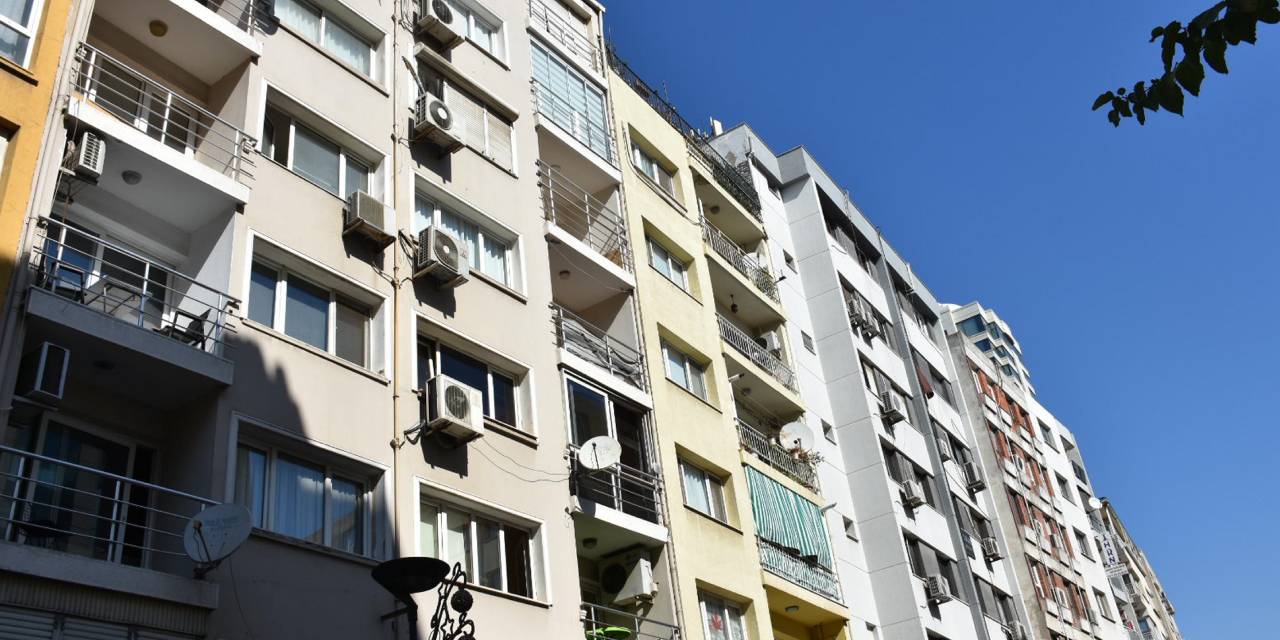 5 gündür kayıp olarak aranan kadın apartman bahçesinde ölü bulundu