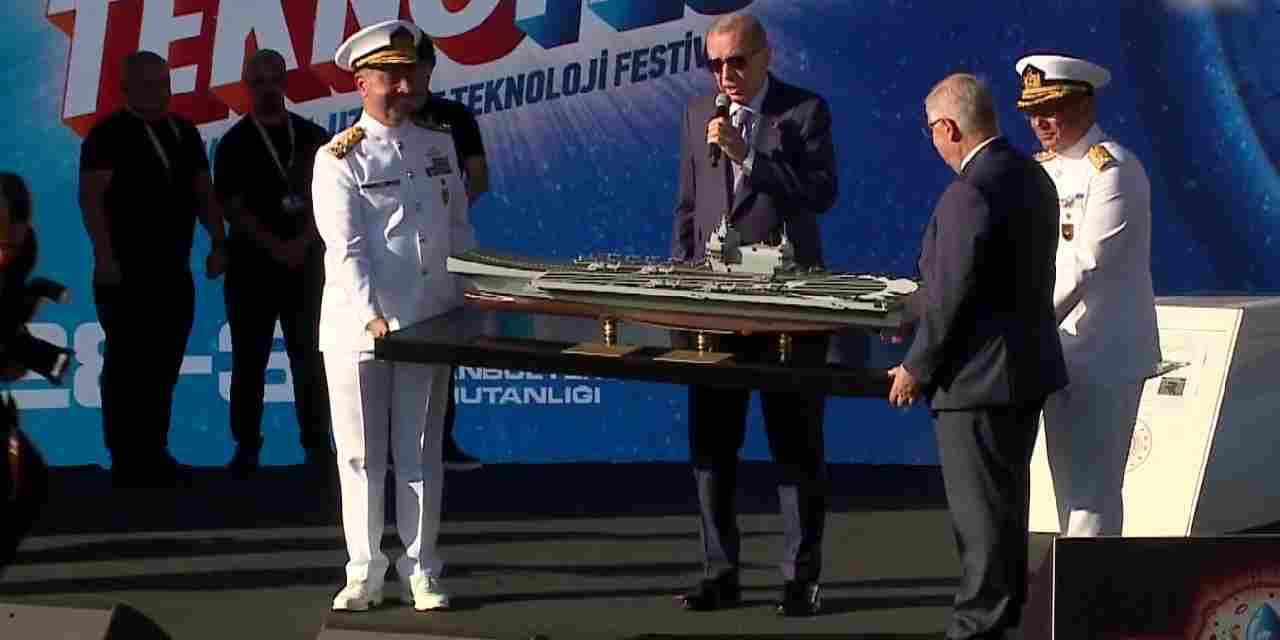 Erdoğan konuştu, Bakan ile amiral maket taşıdı! Türkiye bu görüntüleri konuşuyor