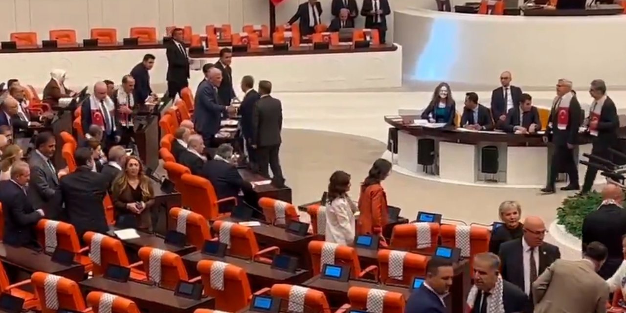 Özgür Özel Filistin atkısını taktı! TBMM'de tüm gruplar ile tokalaştı