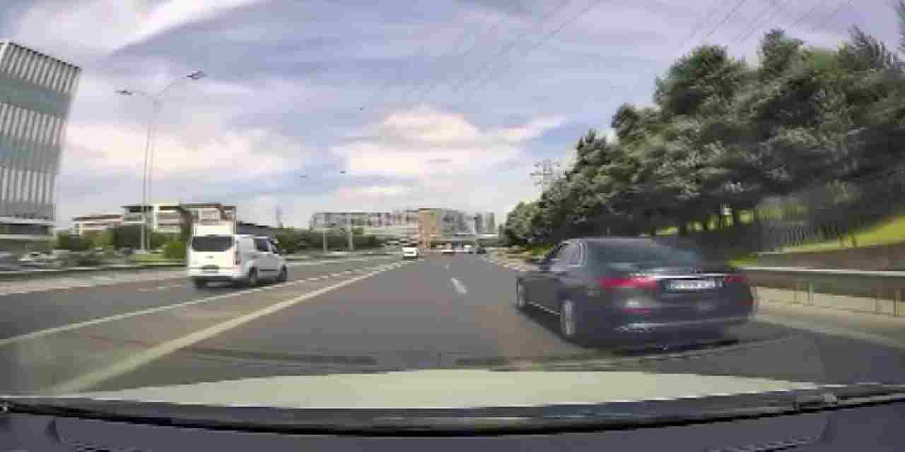 İki sürücü trafikte tartıştı: O anlar kamerada