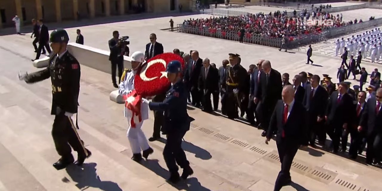 CHP'nin tüm uyarısına rağmen Anıtkabir'de yine aynı saygısızlık! Erdoğan sloganı attılar