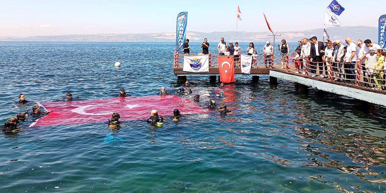 Büyük zaferi denizde kutladılar