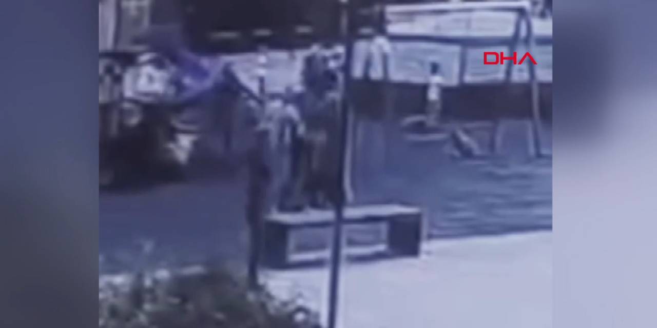 Parkta oynayan çocukları acımasızca darbetti