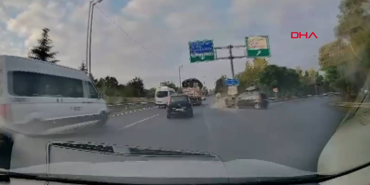 Otomobilin bariyerlere çarpma anı kamerada!