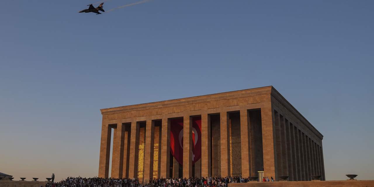 Zafer Bayramı'nda Anıtkabir'i selamladılar! SOLOTÜRK'ten zafer uçuşu