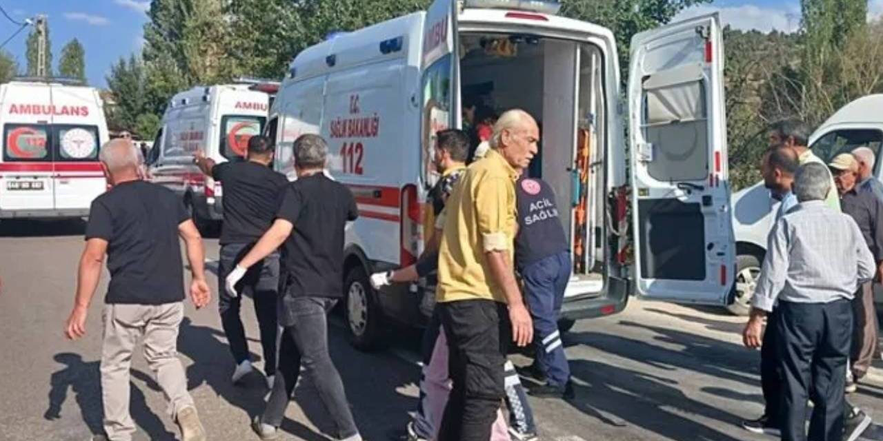 İki otomobilin çarpıştığı kazada 10 kişi yaralandı