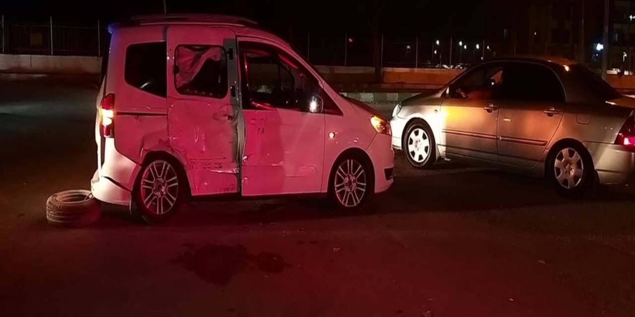 Hafif ticari araç ile otomobil çarpıştı; 2 yaralı