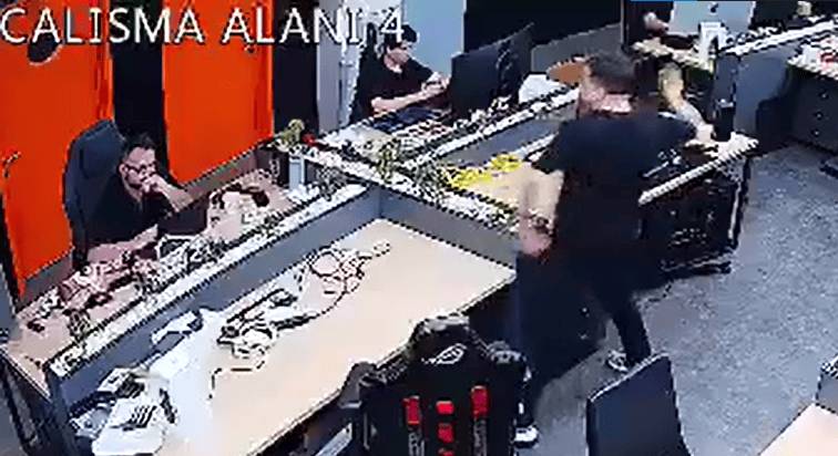 ShiftDelete sahibi Hakkı Alkan çalışanına saksı fırlattı