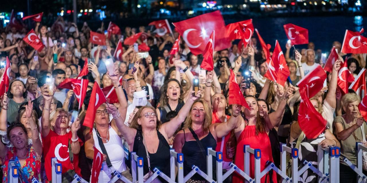 Binlerce Kuşadalı 30 Ağustos'u coşkuyla kutladı