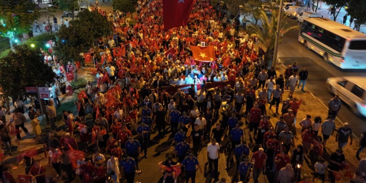 Adana’da 30 Ağustos coşkusu: Meşaleli yürüyüş binleri buluşturdu