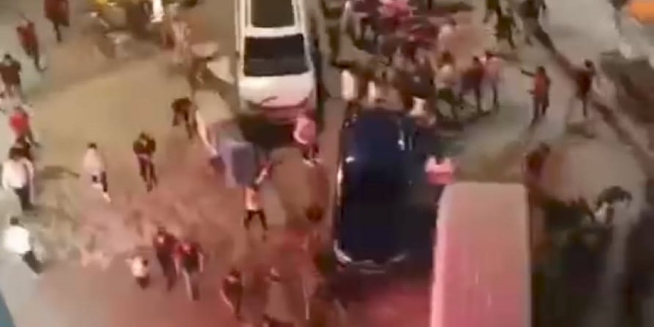 Hakkari'de sokak ortasında taşlı sopalı kavga