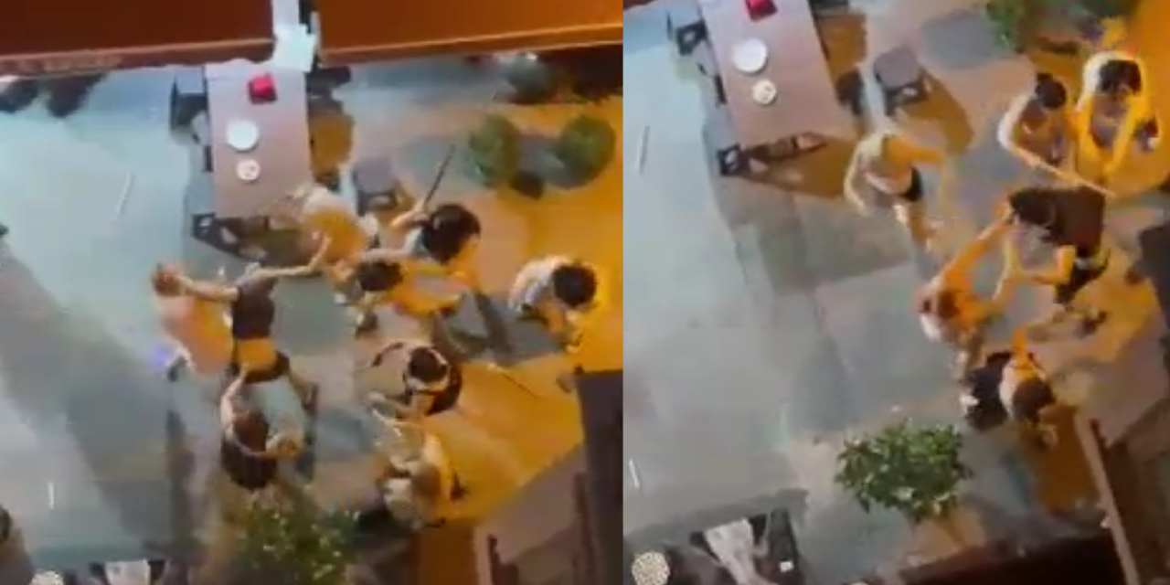 8'e 1! Taksim'de ortaya aldıkları kişiyi sopayla dövdüler