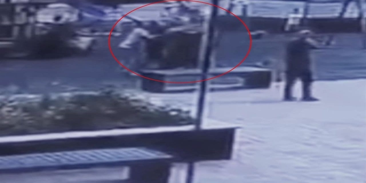 Bursa'da korkunç anlar: Parkta oynayan çocuklara saldırdı