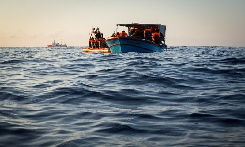 Silahlı çetelerden kaçarken bindikleri tekne battı