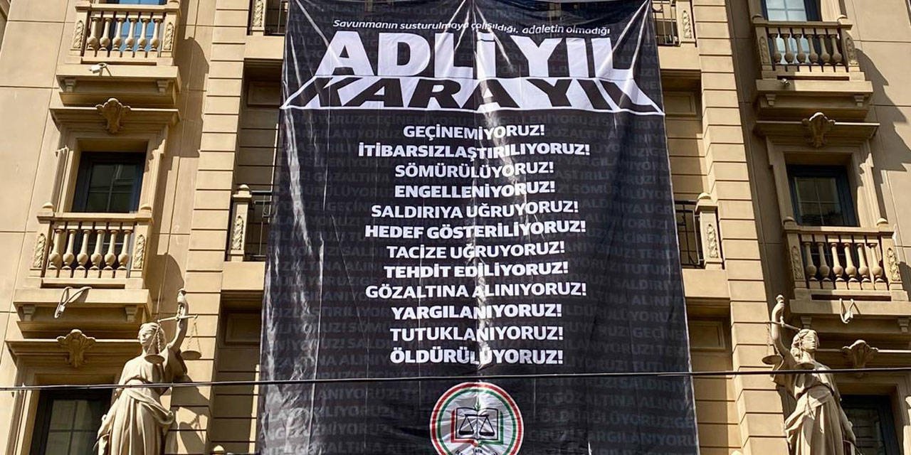 İstanbul Barosu'ndan 'Adli Yıl Kara Yıl' pankartı