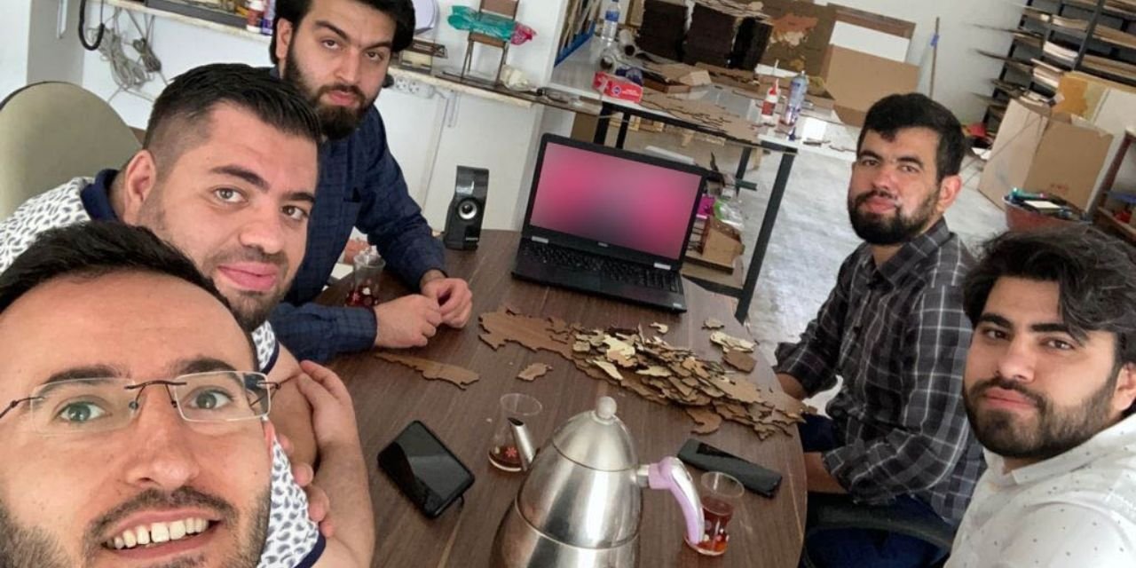 Üniversite bursları ve harçlıklarını toplayıp iş kurdular milyonlarca ürünü 20 ülkeye satıyorlar