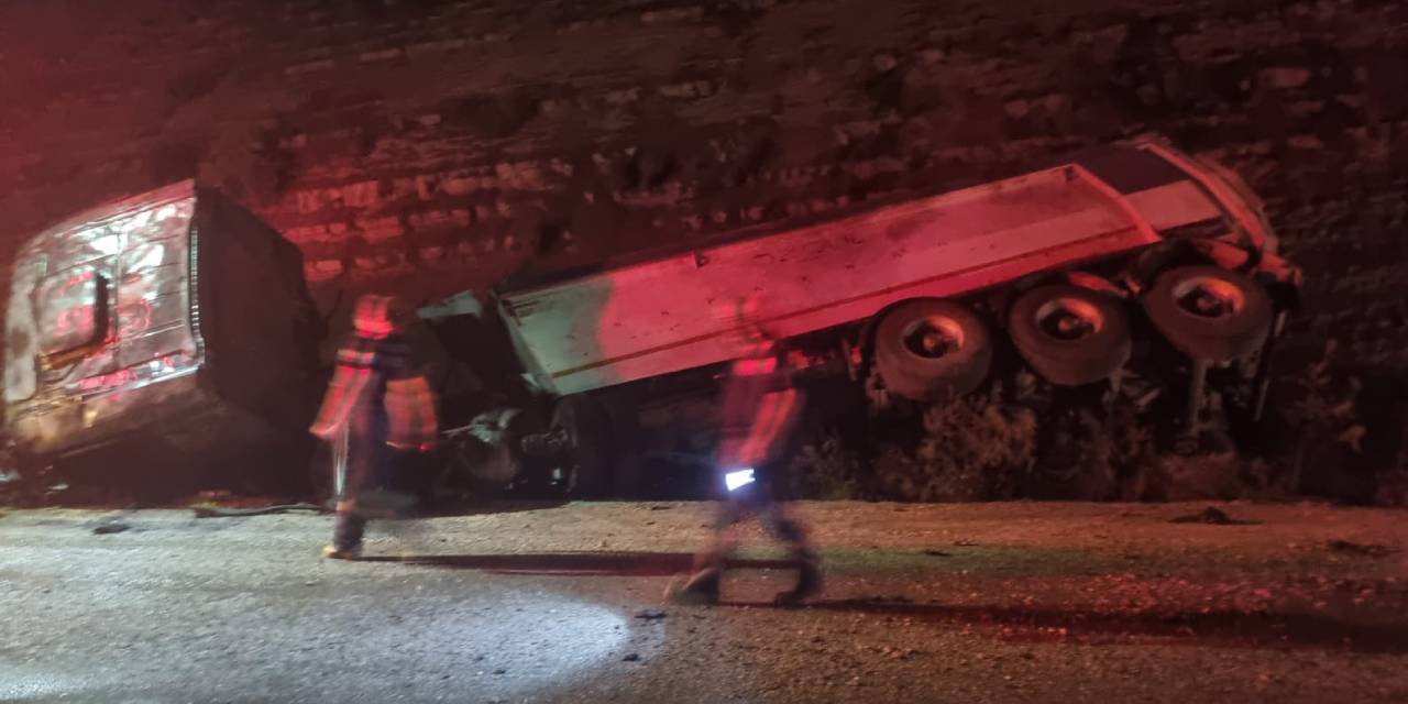 Adana'da devrilen kamyon karı kocayı ayırdı