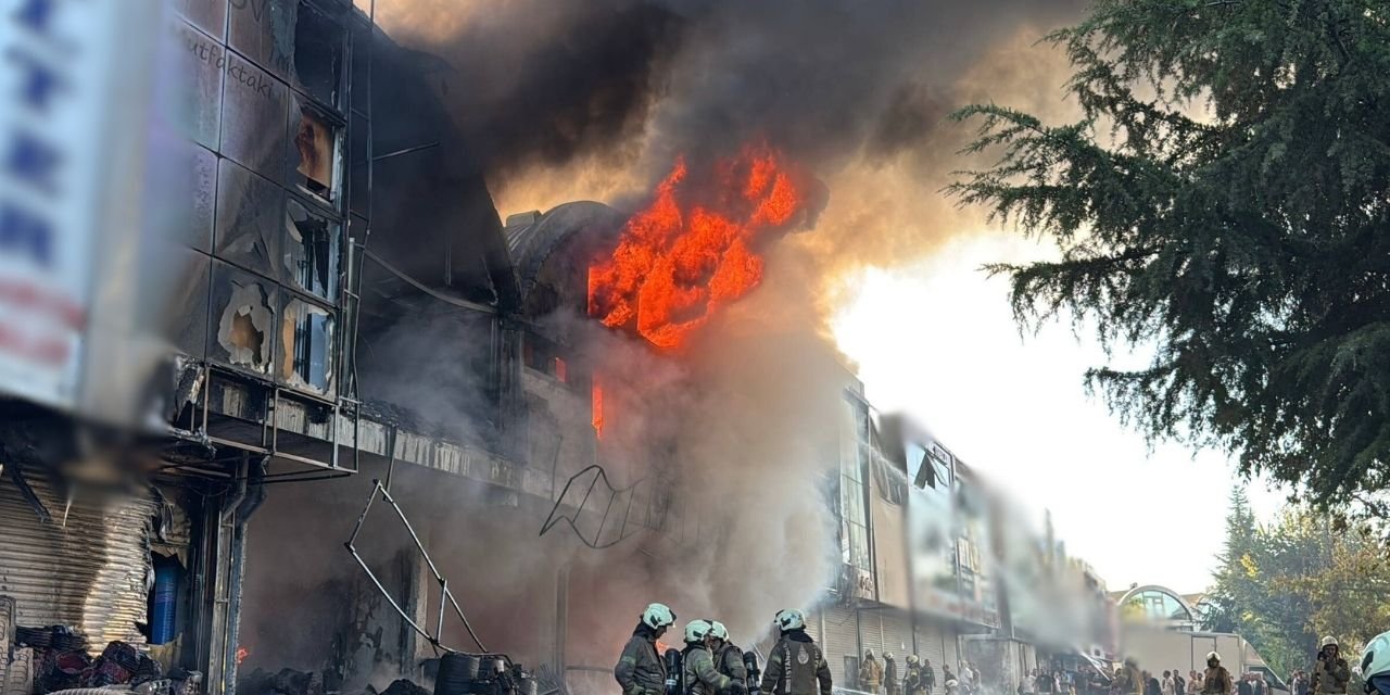 İstanbul'da İSTOÇ Ticaret Merkezi'nde korkutan yangın