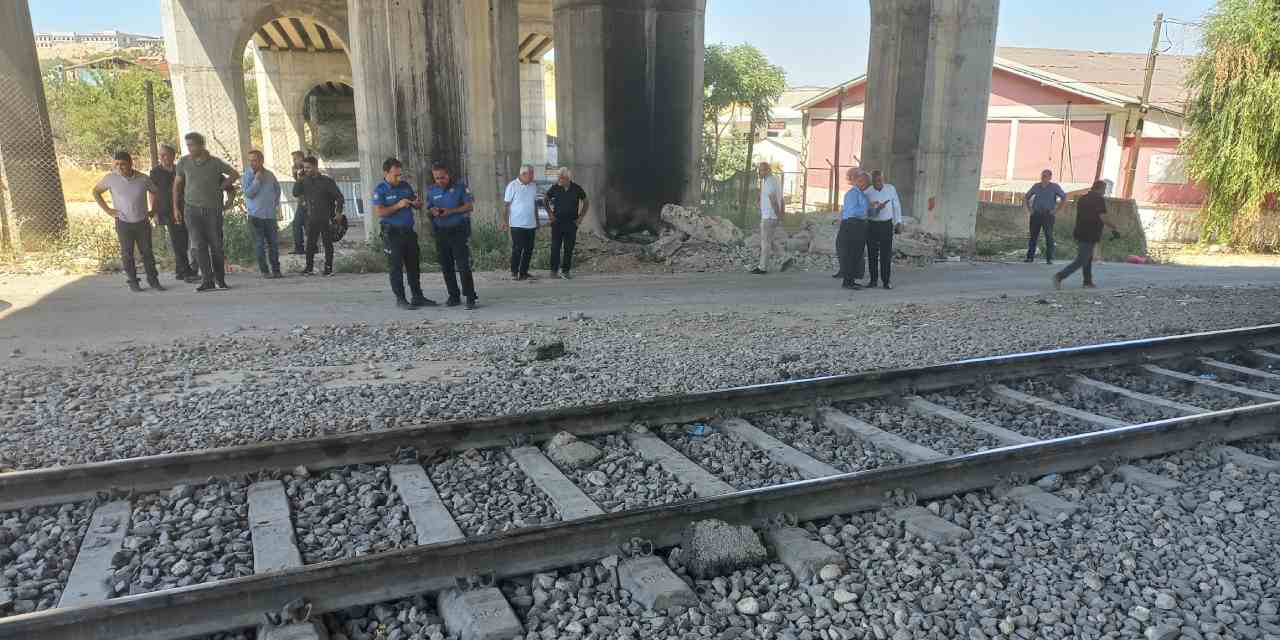 Malatya'da yük treninin çarptığı otomobil sürücüsü öldü