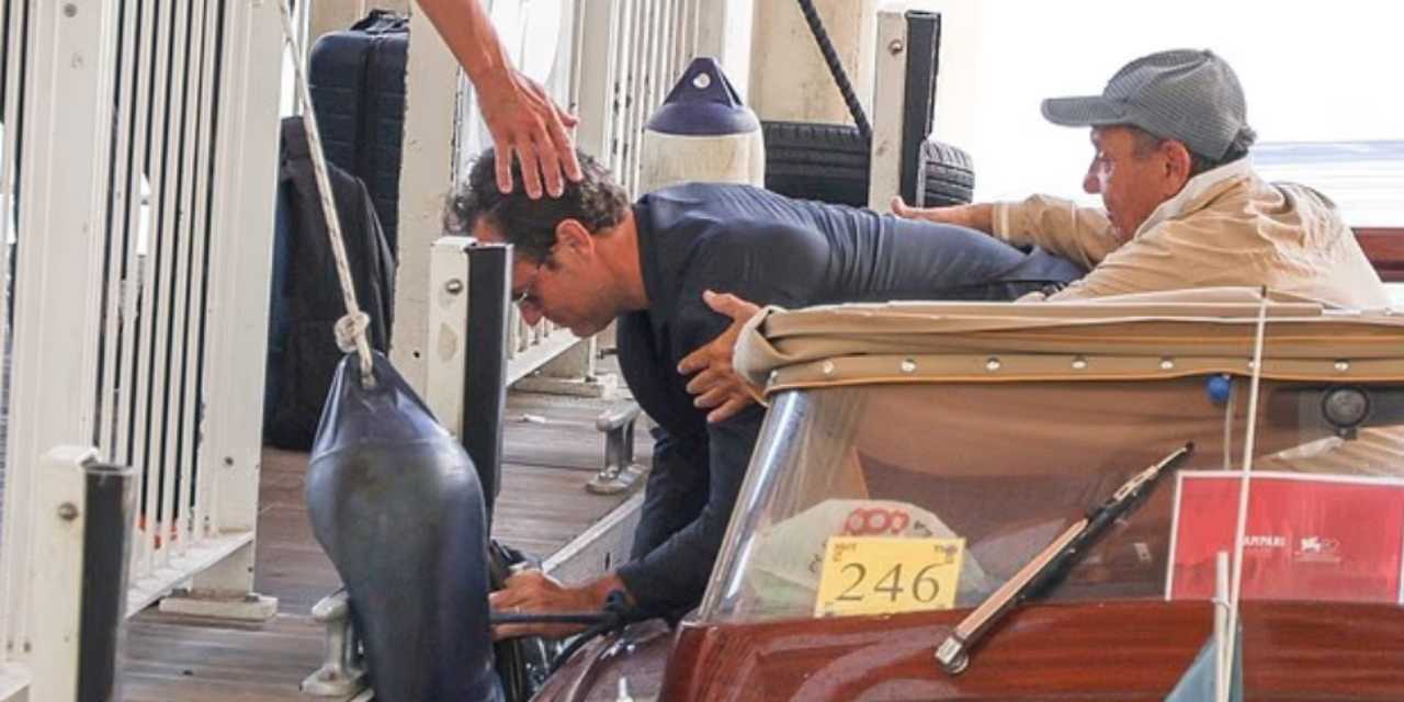 Ünlü oyuncu düşmekten son anda kurtuldu