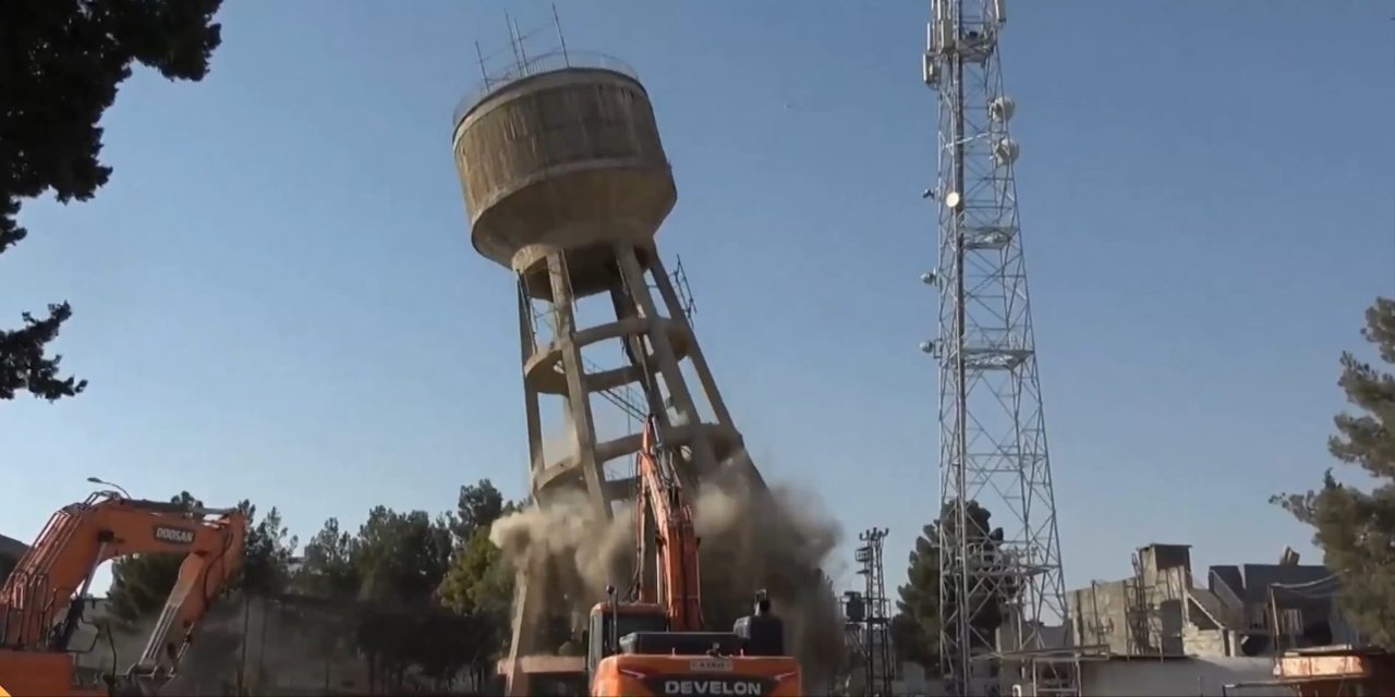 Yıllarca ilçenin su ihtiyacını karşılayan kule saniyeler içinde yıkıldı