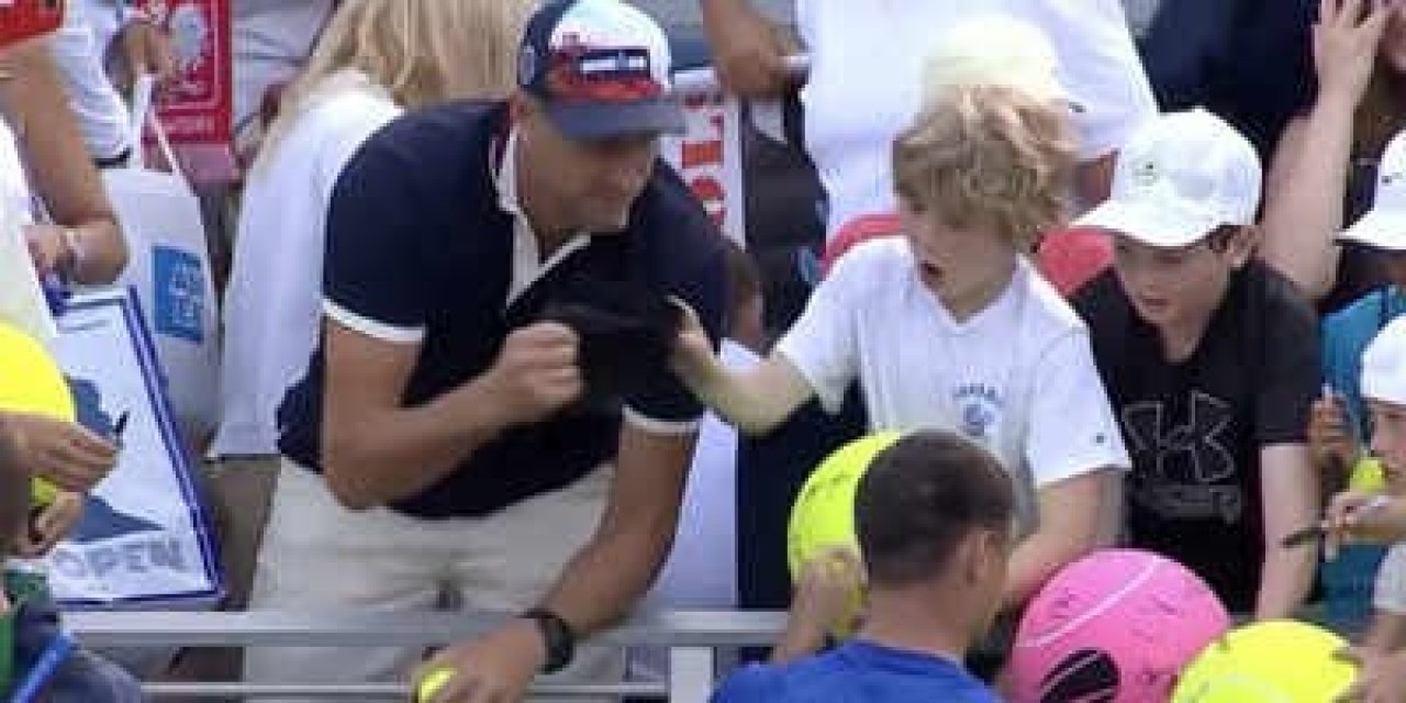 Tenis maçında çocuğun şapkasını çalan milyonerden tepki çeken özür