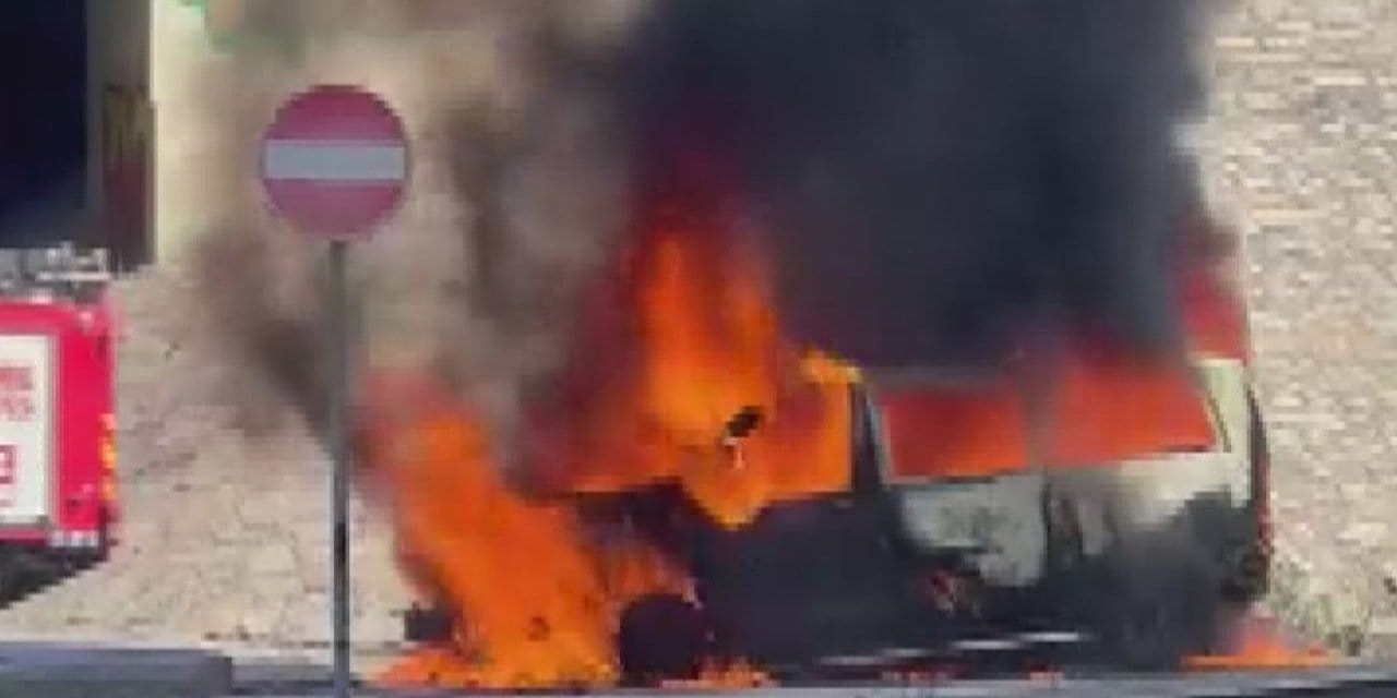 Üsküdar'da seyir halindeki minibüs alev alev yandı