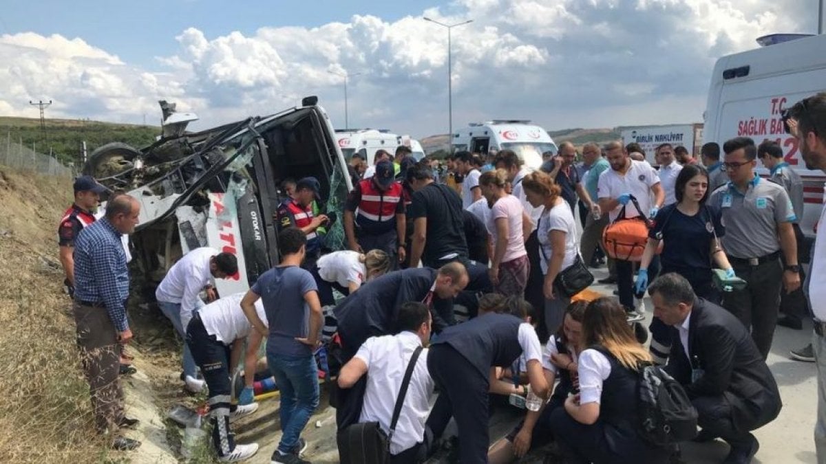 İstanbul'da midibüs devrildi! 34 yaralı