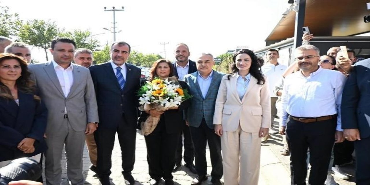 Topuklayan Efe konuşma metnini yırtan AKP'li güzelin yanına koştu! 1 ay önce kim derdi ki yan yana gelecekler