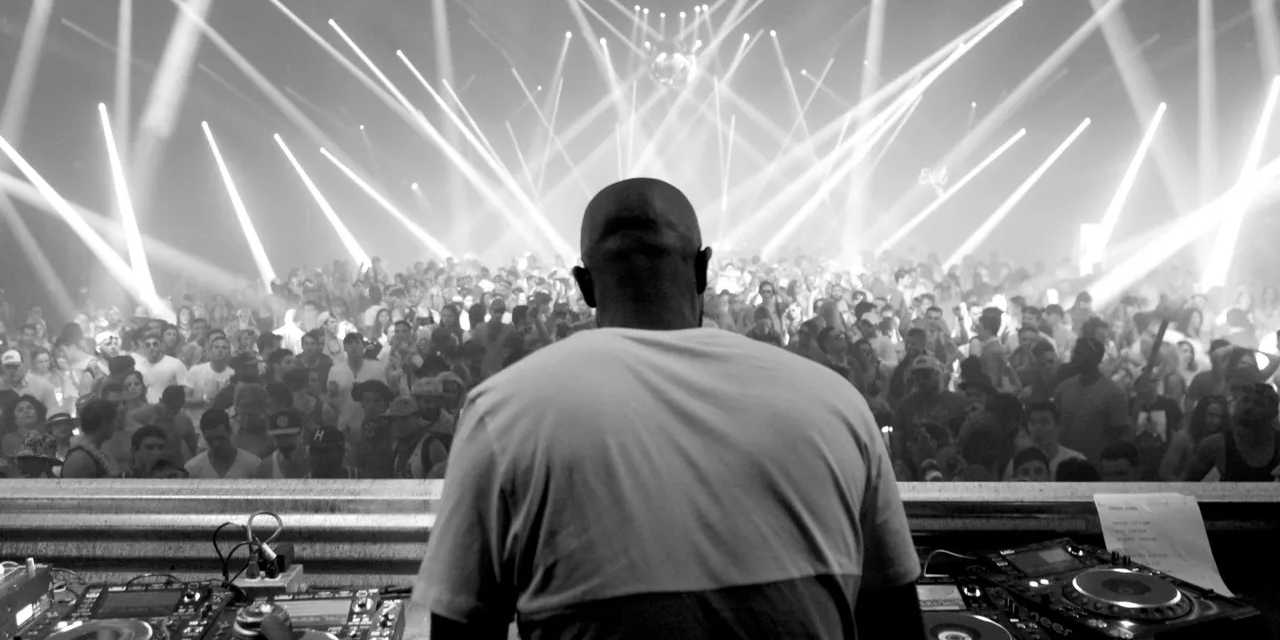 Tek koluyla dünyayı sallayan ödüllü DJ Türkiye'ye geliyor