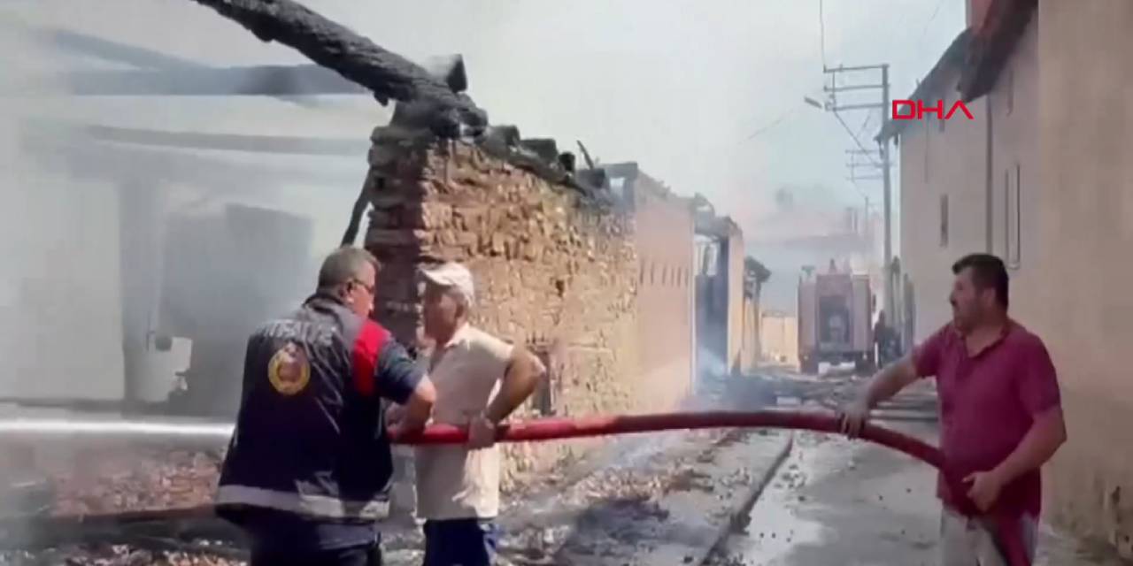 Otomobilden sıçrayan alevler, 3 evi yaktı