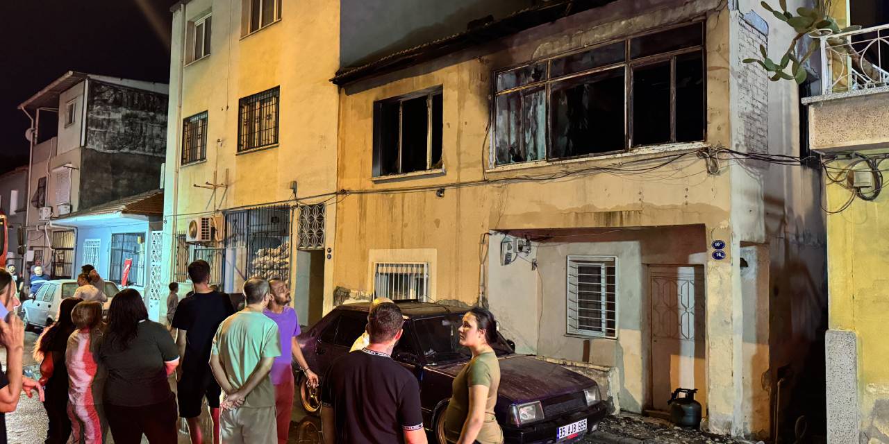 İzmir'de yangın çıkan ev kullanılamaz hale geldi