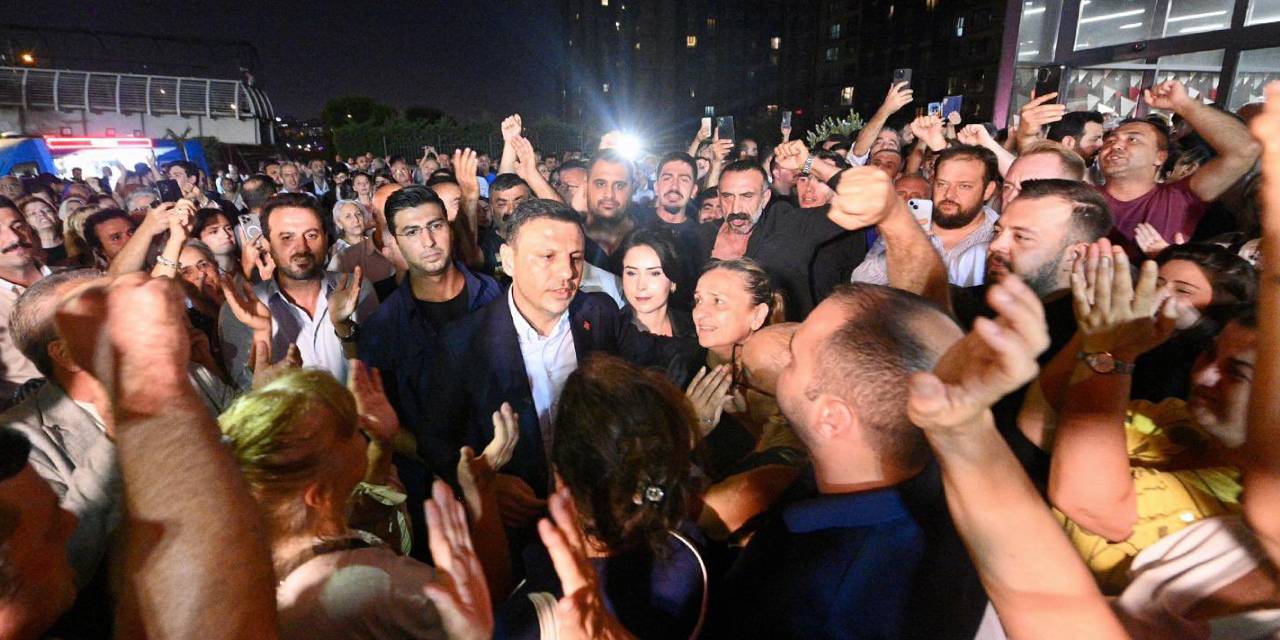 Özgür Çelik İl Başkanlığı önünde nöbette: Örgüt burada, halk burada, bütün gece buradayız...