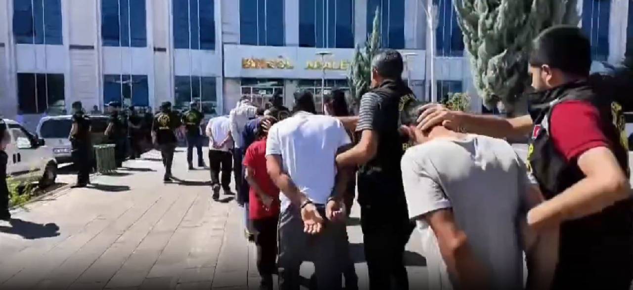 Polisi kapıda görünce şoke oldular! 388 kişiyi bu yöntemlerle dolandırdılar: Baskında neler çıktı neler