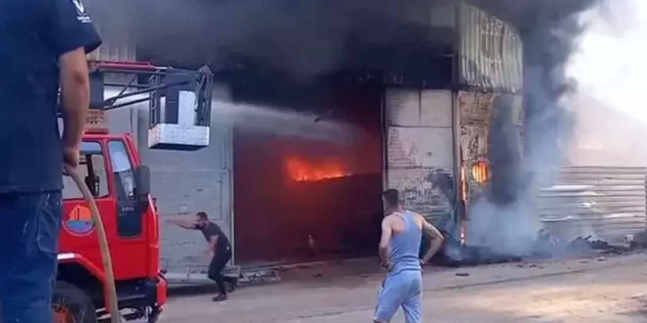 Antalya'da fabrika alev alev yandı